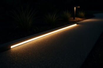 Gece yürüyüş aksını tarif eden düşük seviyeli ışık şeridi detayı