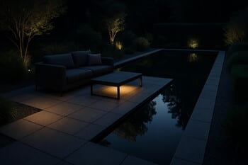 Atmosferik gece aydınlatmasıyla tasarlanmış su aynası ve sakin oturma köşesi